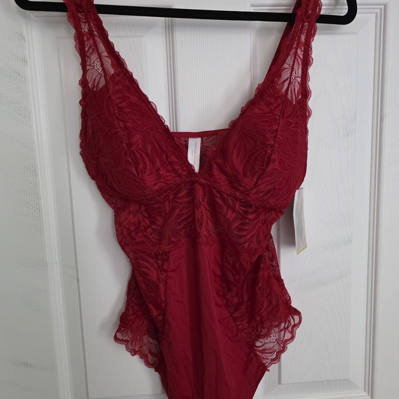 Adrienne Vittadini Red Lace Chemise - Picture 1 of 3